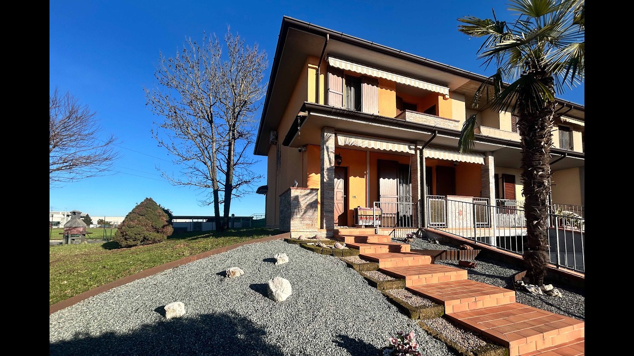 Villa di testa con ampio giardino/cortile di 424 mq e con vista nel verde, proponiamo