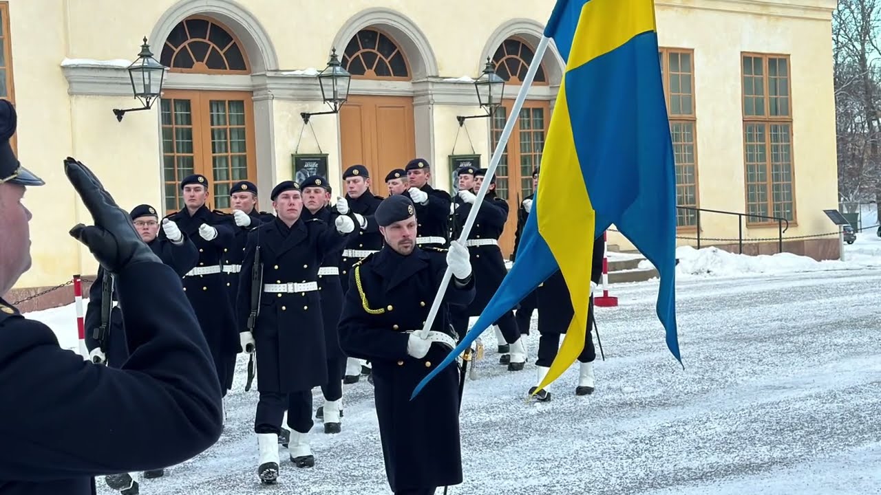 2023-11-29 Drottningholms Slott vaktavlösning.  Dalregementet I13. - Norrbottens flygflottilj F21