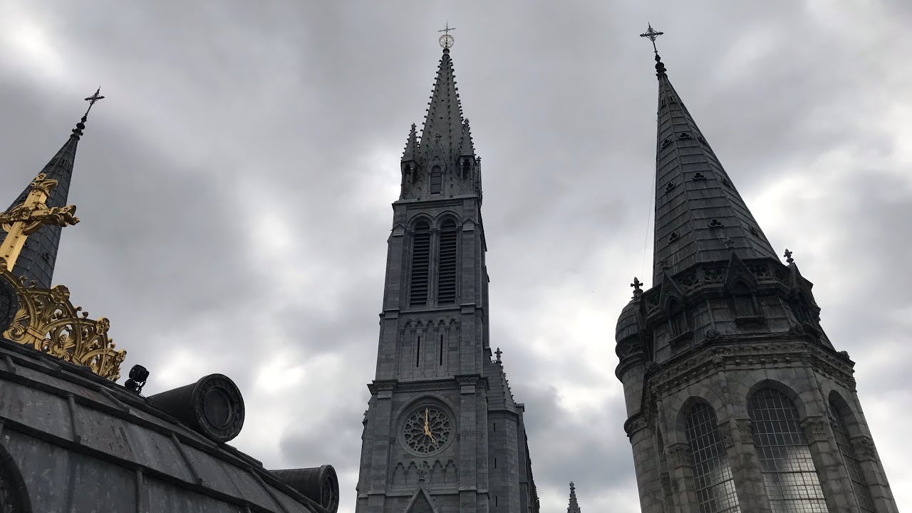 Lourdes (Occitania) Distesa a 3 campane della basilica dell’immacolata concezione