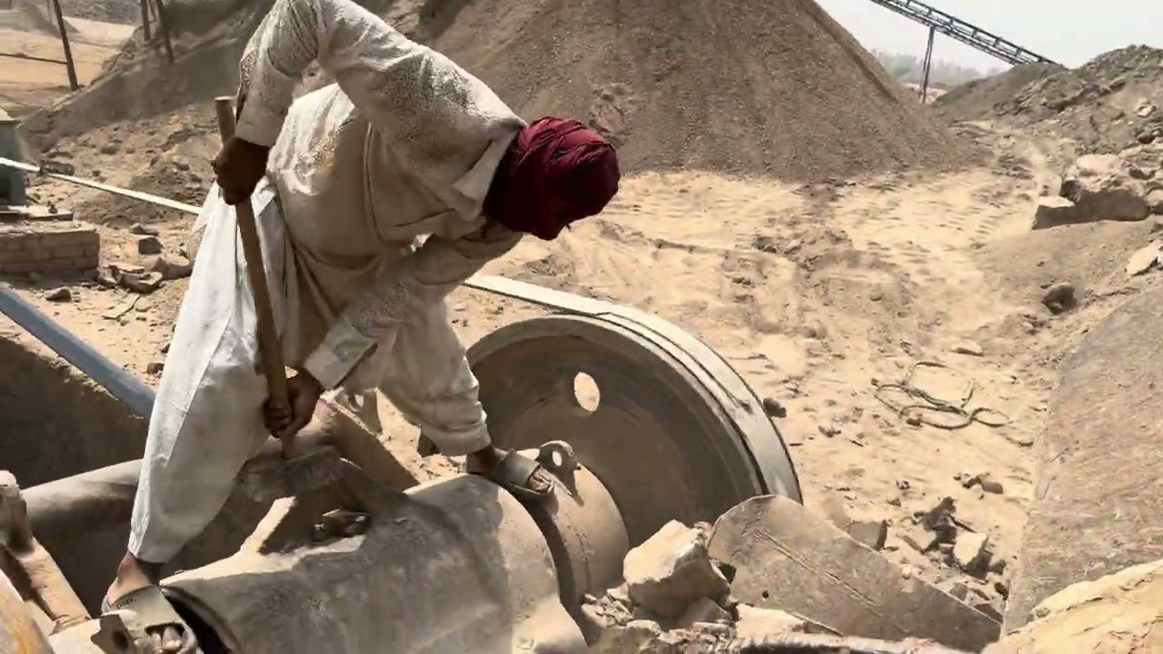 Hopper jammed by Giant Rock  - Extreme Hammer Action Stone crusher machine in Action #stonecrusher 