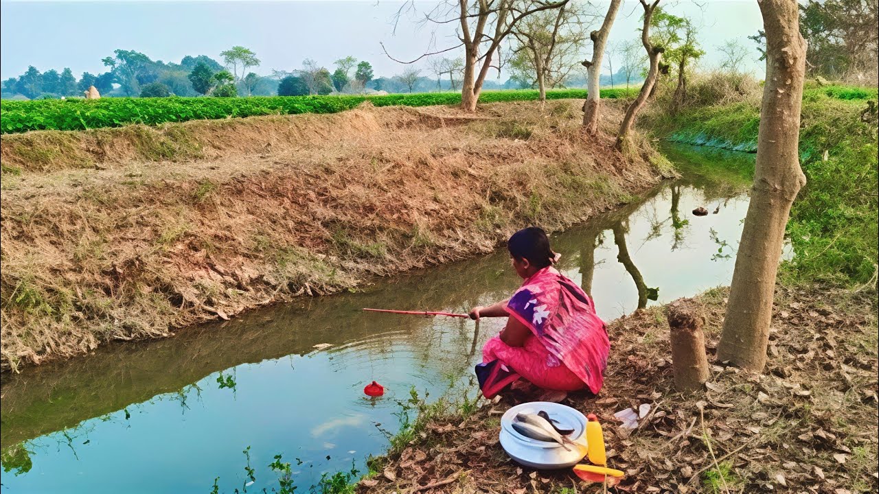 FISHING VIDEO 🎣 || Expert skilled woman is fishing in the village canal using Hook  || fishing Trap