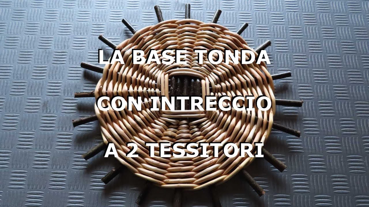 La base tonda a croce con intreccio a 2 tessitori.