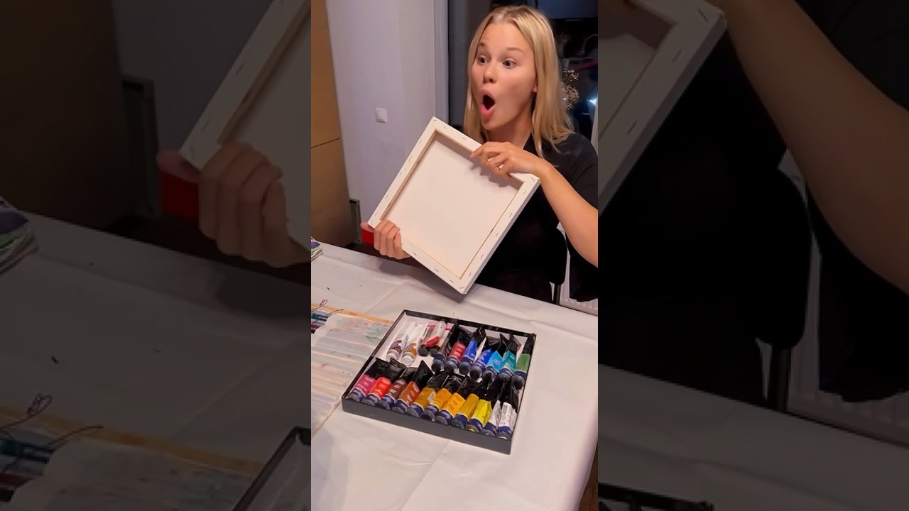We change canvases every 10 minutes! Which one do you like more, 1 or 2? #artchallenge #art