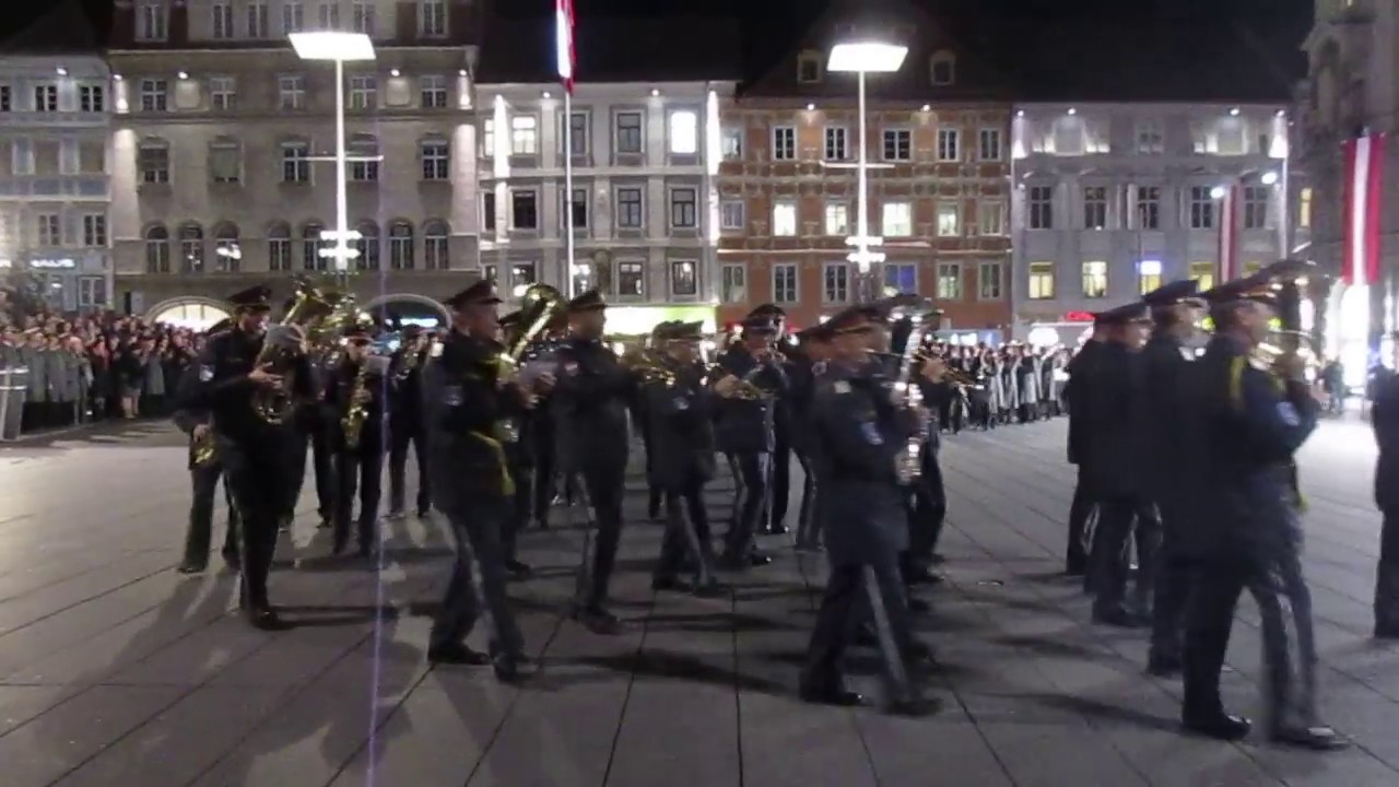 Abzug der Teilnehmer bei der Flaggenparade, Graz