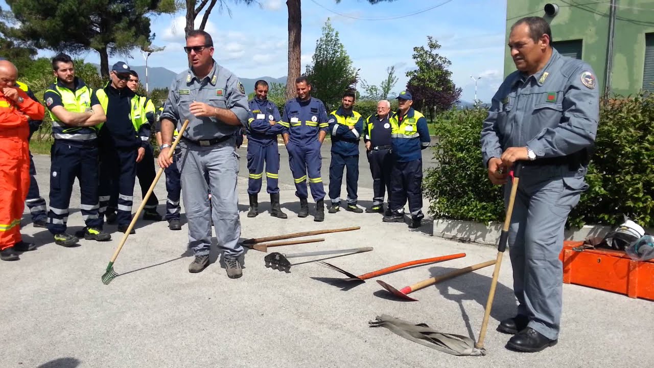 Corso AIB: attrezzi manuali per lo spegnimento degli incendi.