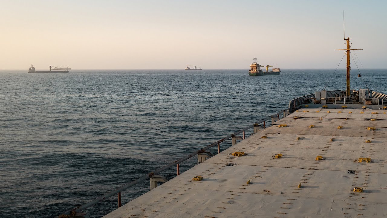 Schr&ouml;dinger's Strait of Hormuz: Open or Closed?