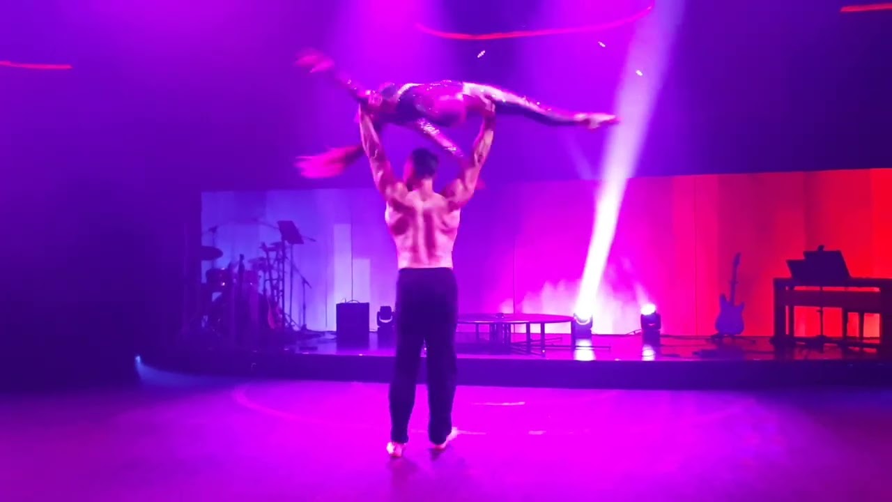 MSC Seashore Acrobatic couple dazzle!