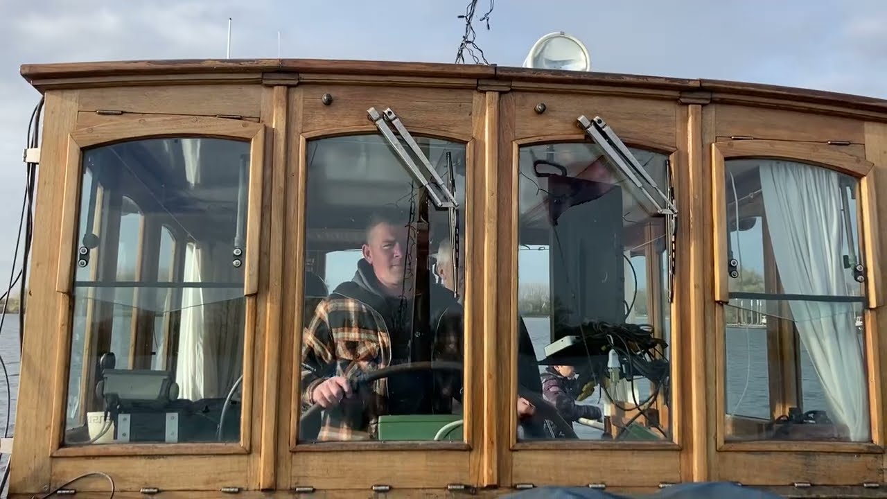 Varen met sleepboot Alberdina varend erfgoed langzaamloper motorsleepboot tugboat uniek motorblok