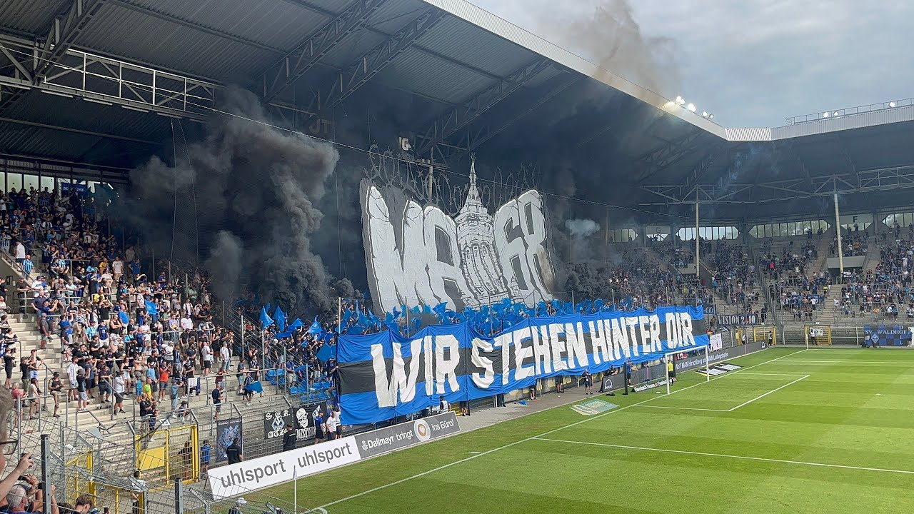 Mega-Choreo der Fans des SV Waldhof Mannheim vs. VfB Lübeck mit Pyrotechnik