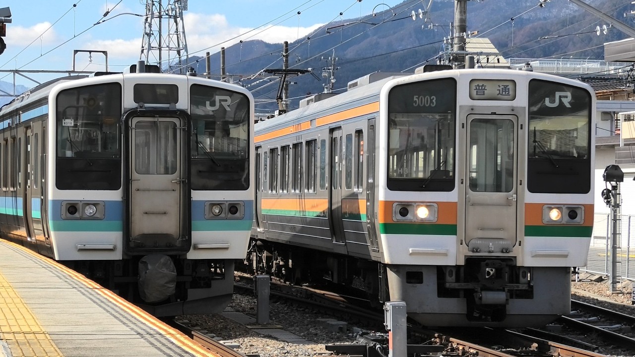 飯田線に乗り入れるJR東日本211系と引退間近のJR東海213系  飯田駅にて