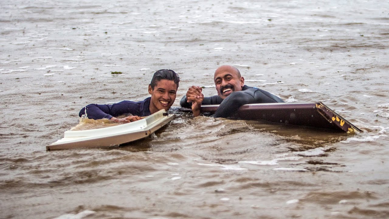 Refrigerator Door Vs. Surfboard | Ram&oacute;n Navarro and Athirson Test the Best Surf Craft