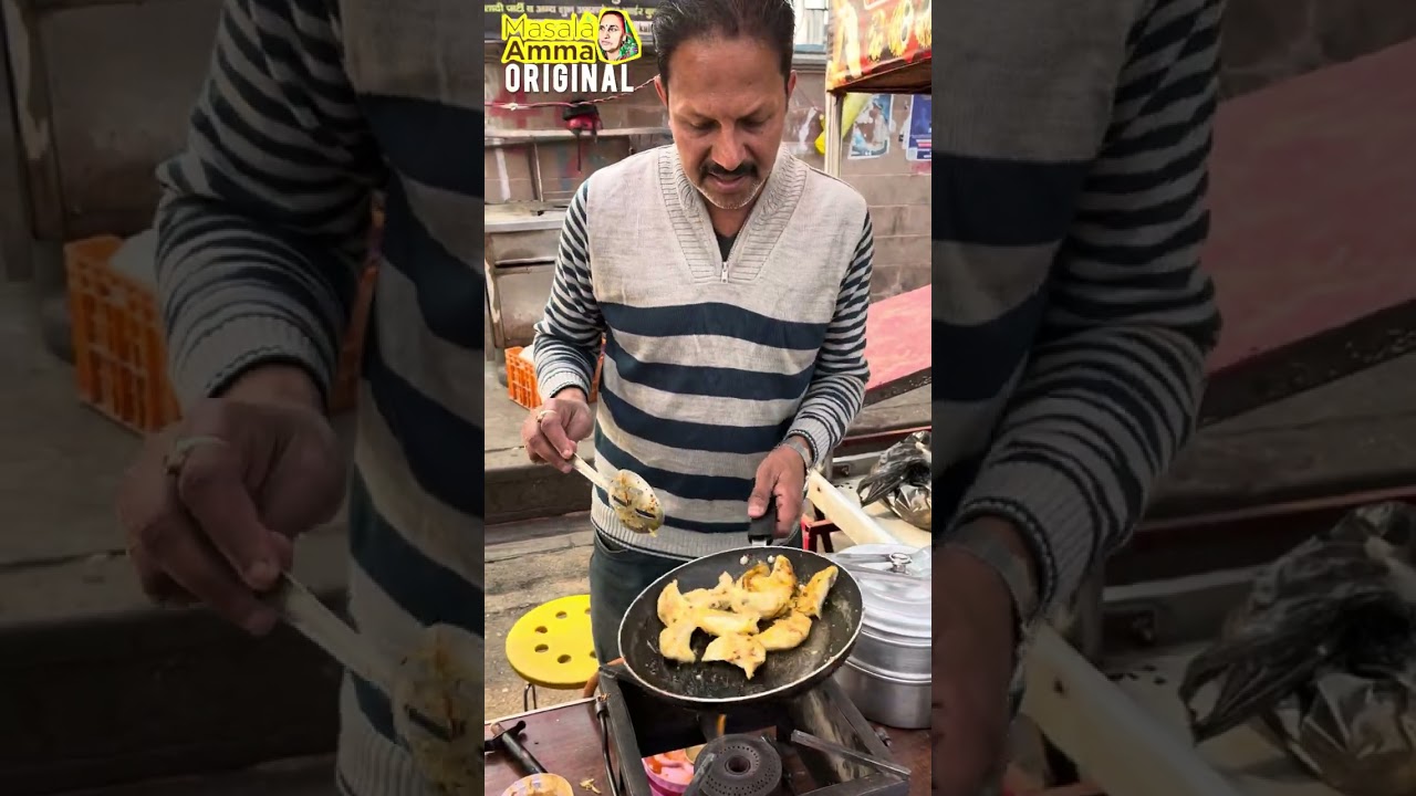 English Professor Selling Masale wala Cheese Garlic Momos | Homemade Momos Lucknow Street Food