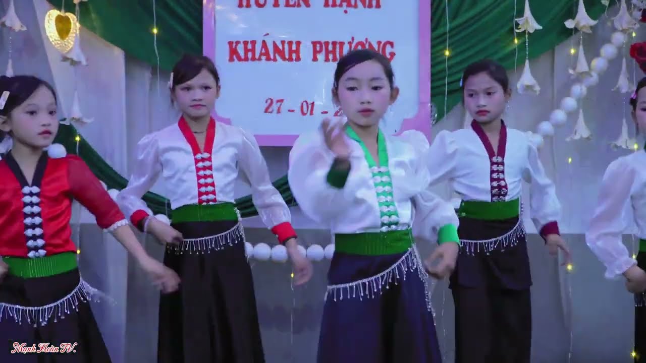 Múa lăm tơi đội múa nhí múa mừng lễ vu quy Huyền Hạnh + Khánh Phương Bản Co Kiểng Xã Huổi Một Sơn La