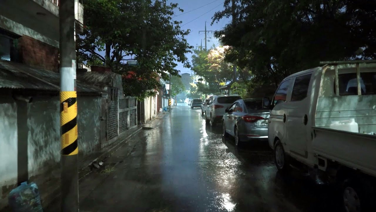 Одинокий звук летнего дождя, падающего на пустые улицы, которые вы оставили позади.
