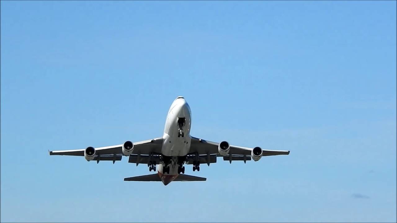 Boeing 747 Takes off from Gold Coast Airport