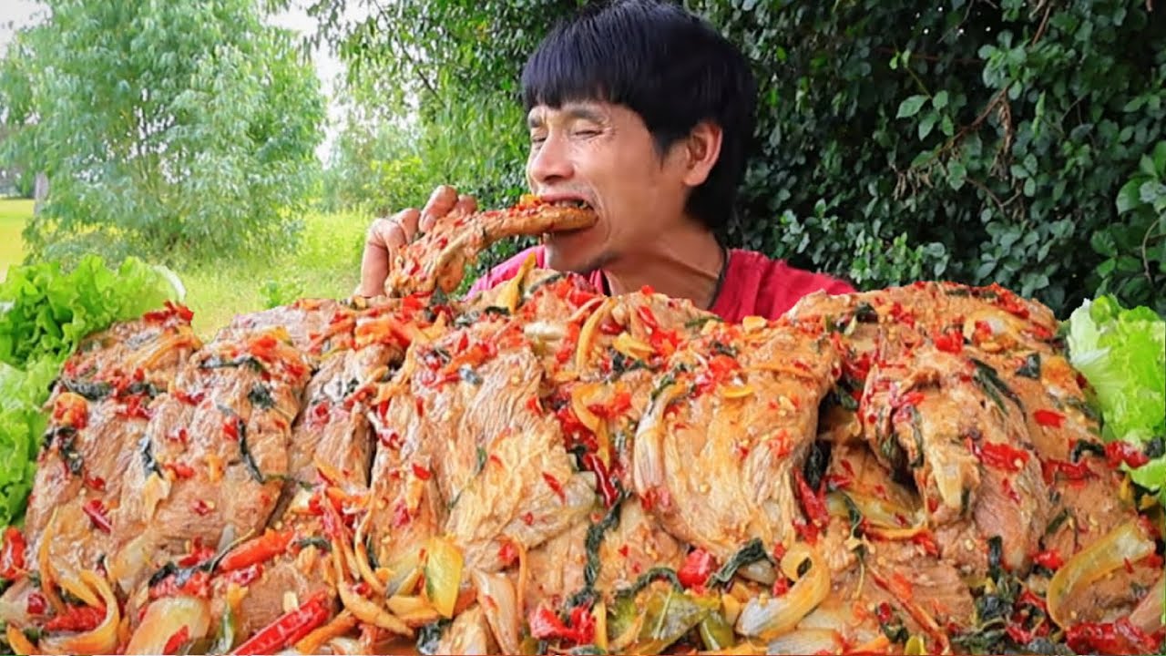 ซี่โครงหมูผัดเผ็ดเครื่องเน้นๆแกล้มผักสดแซ่บคักอีหลีครับพี่น้องMUKBANG EATING SHOW/โก้อีสานพาแดก