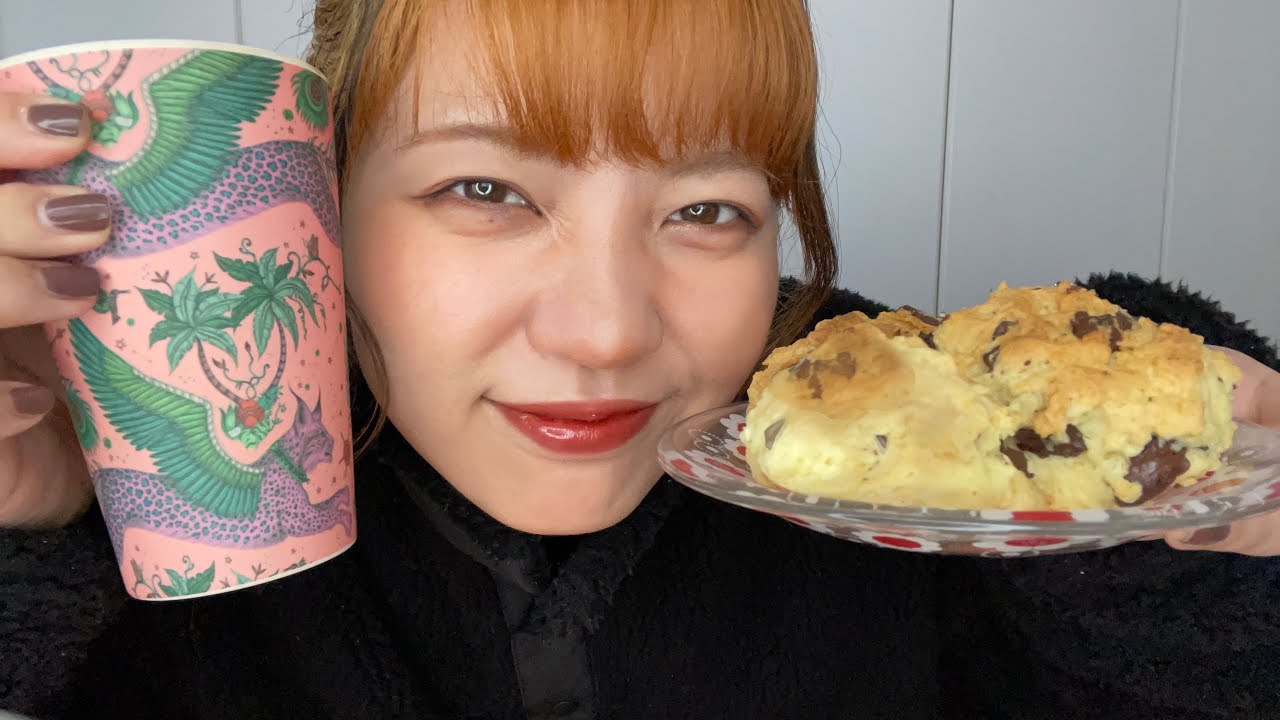 【ASMR】雑なお姉ちゃんがクッキーを食べさせてくれる（English subtitle）｜ささやき,ロールプレイ,feeding,こちょこちょ