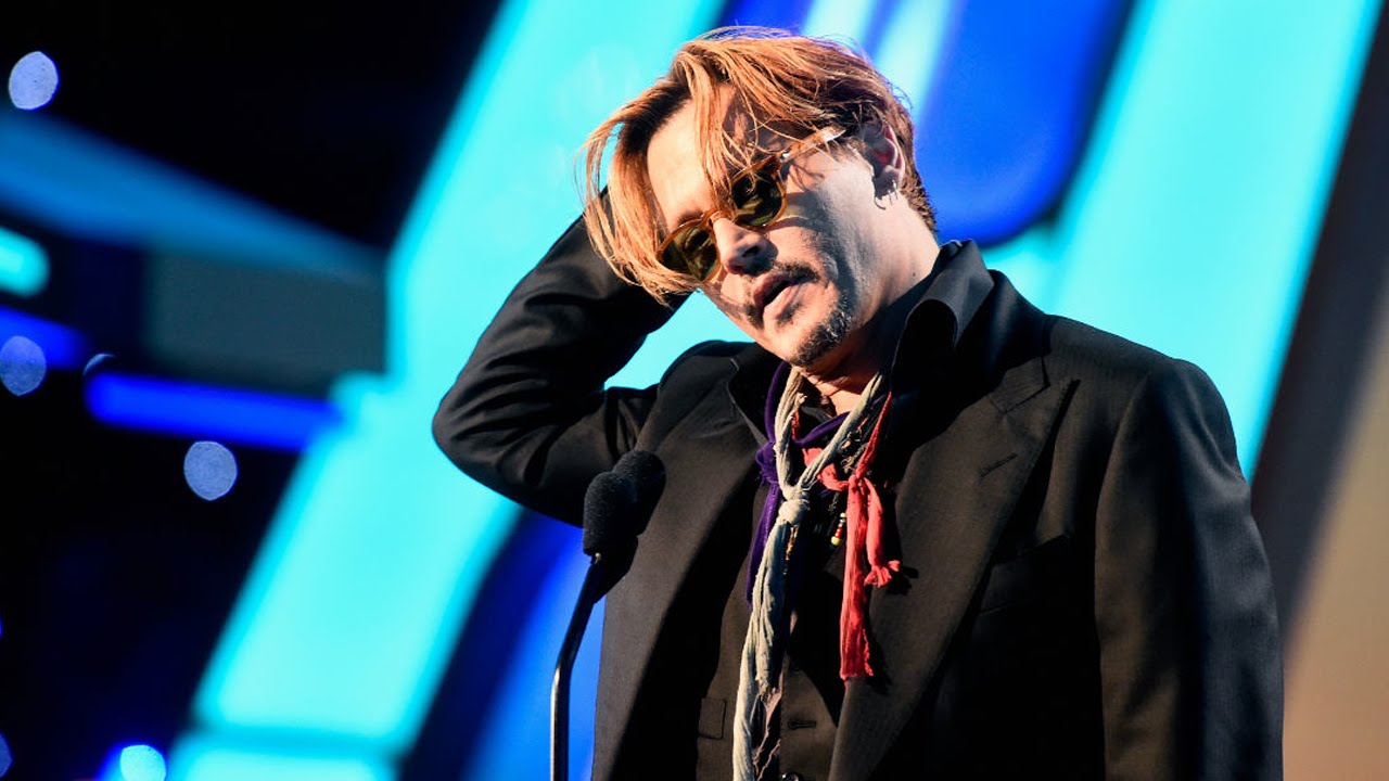 Johnny Depp Drunk at Hollywood Film Awards [VIDEO]