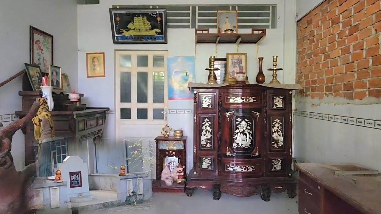 R&ugrave;ng m&igrave;nh nh&agrave; hoang c&oacute; ba tấm h&igrave;nh thời c&ograve;n trẻ đồ chất đống b&ecirc;n trong