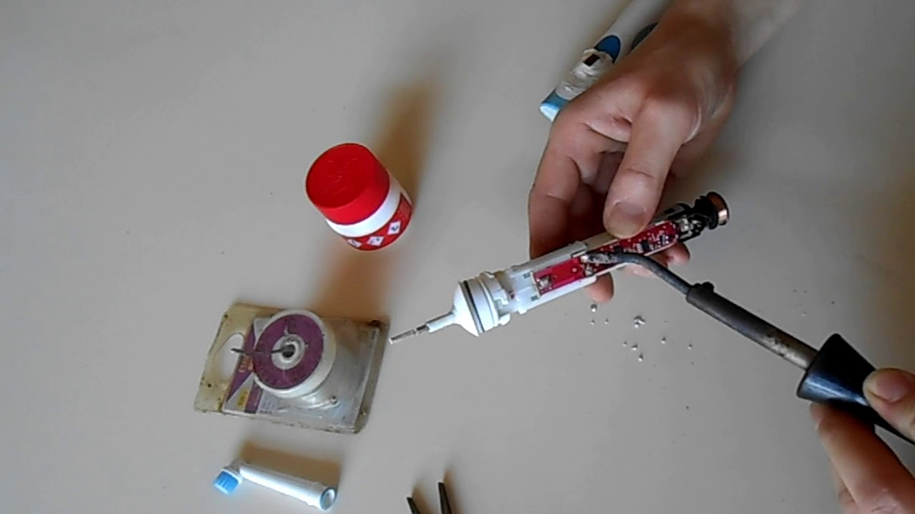 Vidéo : comment remplacer facilement la batterie d'une brosse à dents électrique Oral B ?