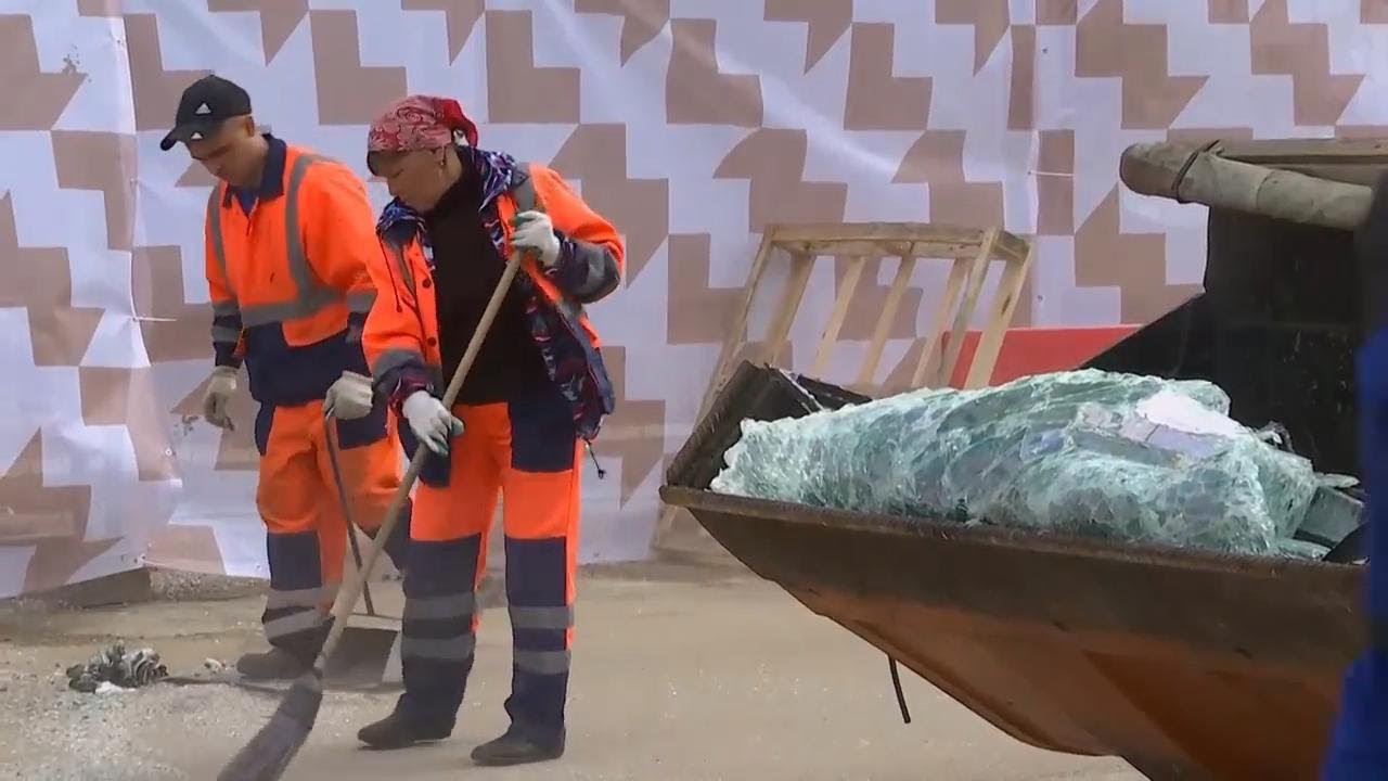 Cleanup after overnight drone attack on Moscow