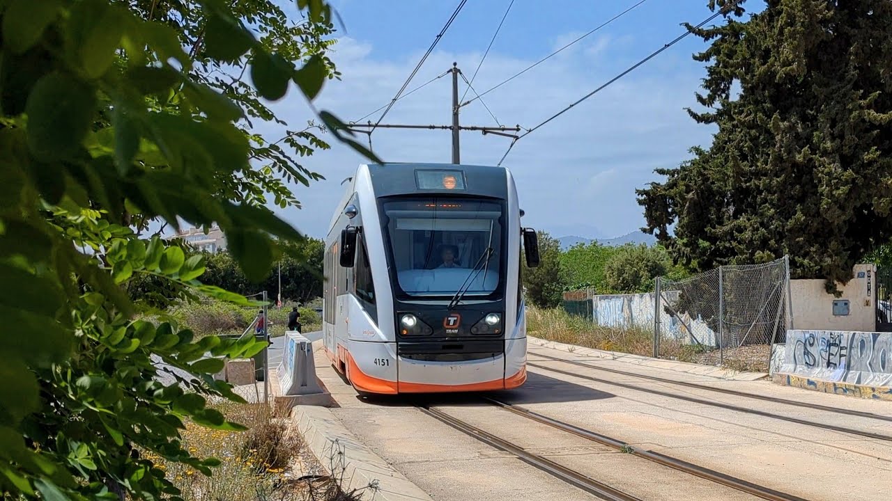 Circulaciones del Tram de Alicante por un cruce de tranvía MUY PELIGROSO en Villajoyosa
