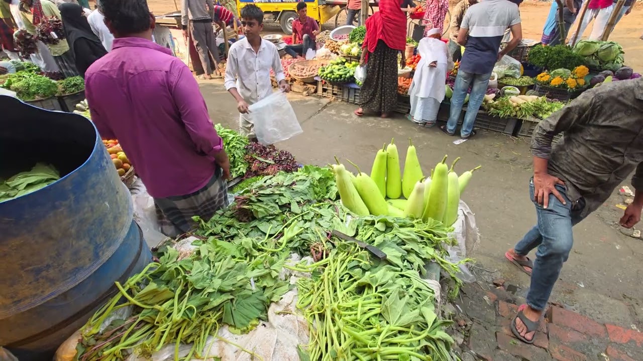 Fish and vegetable market in Bangladesh 