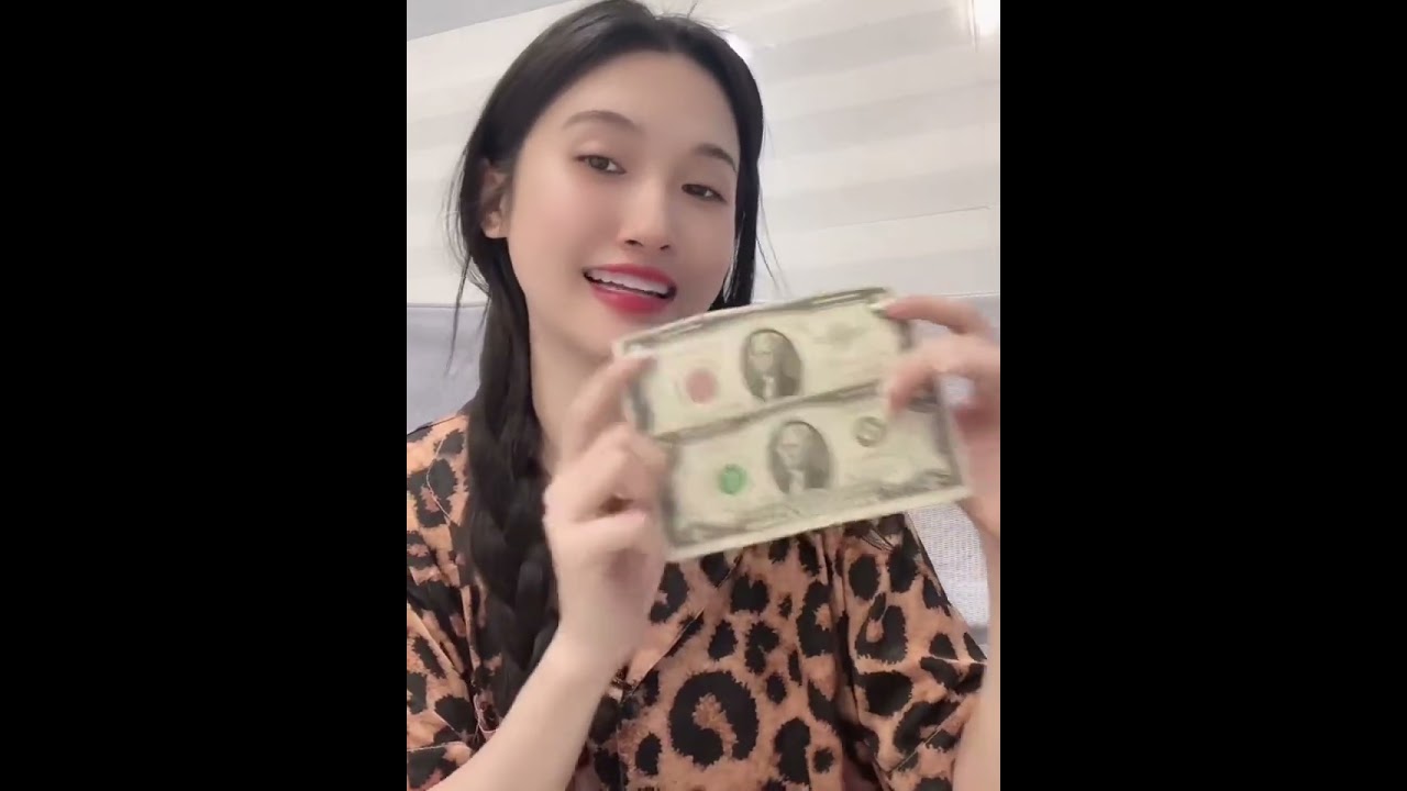 Yuk temeni queeny makan sambil ngobrol santai😁