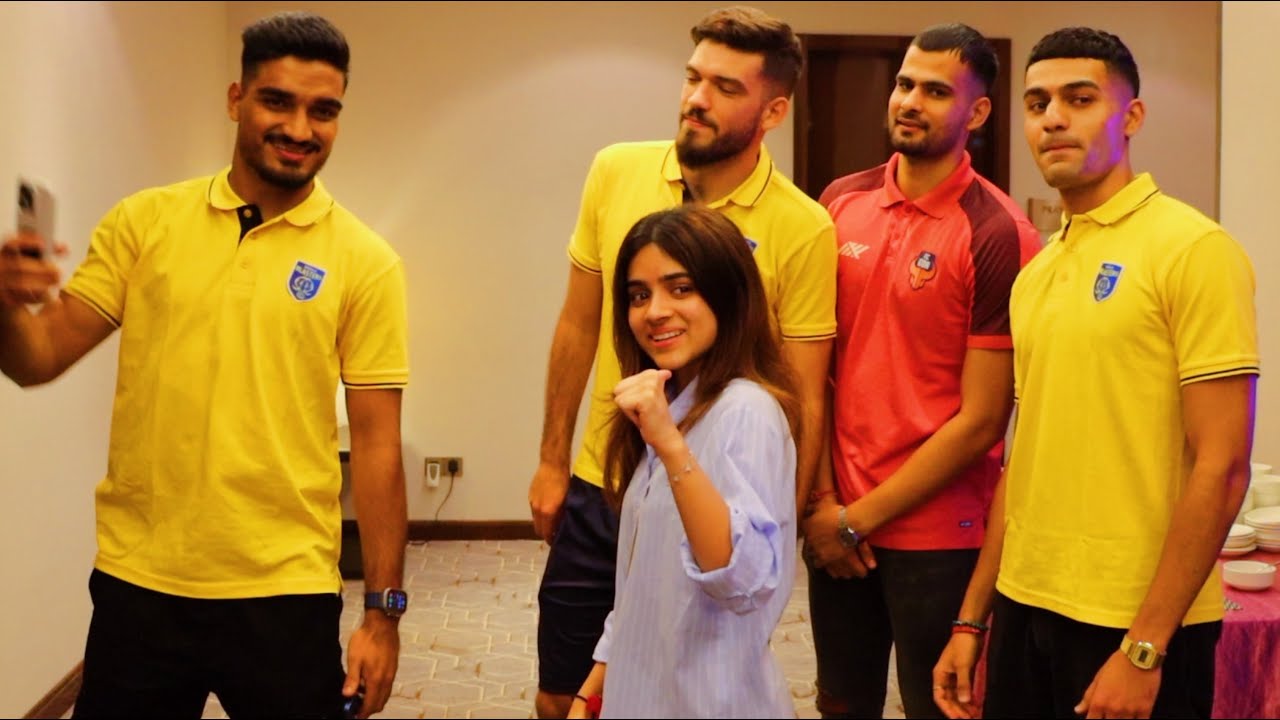 ОНА РАЗЫГРЫВАЕТ ПРОФЕССИОНАЛЬНЫХ ФУТБОЛИСТОВ!!! (KERALA BLASTERS)