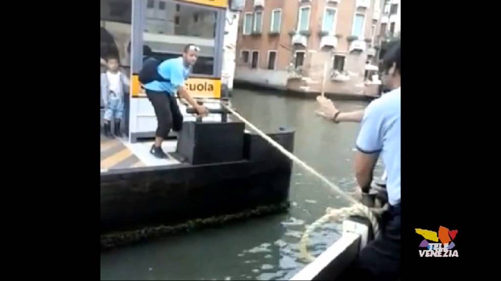 Paura per il vaporetto in avaria