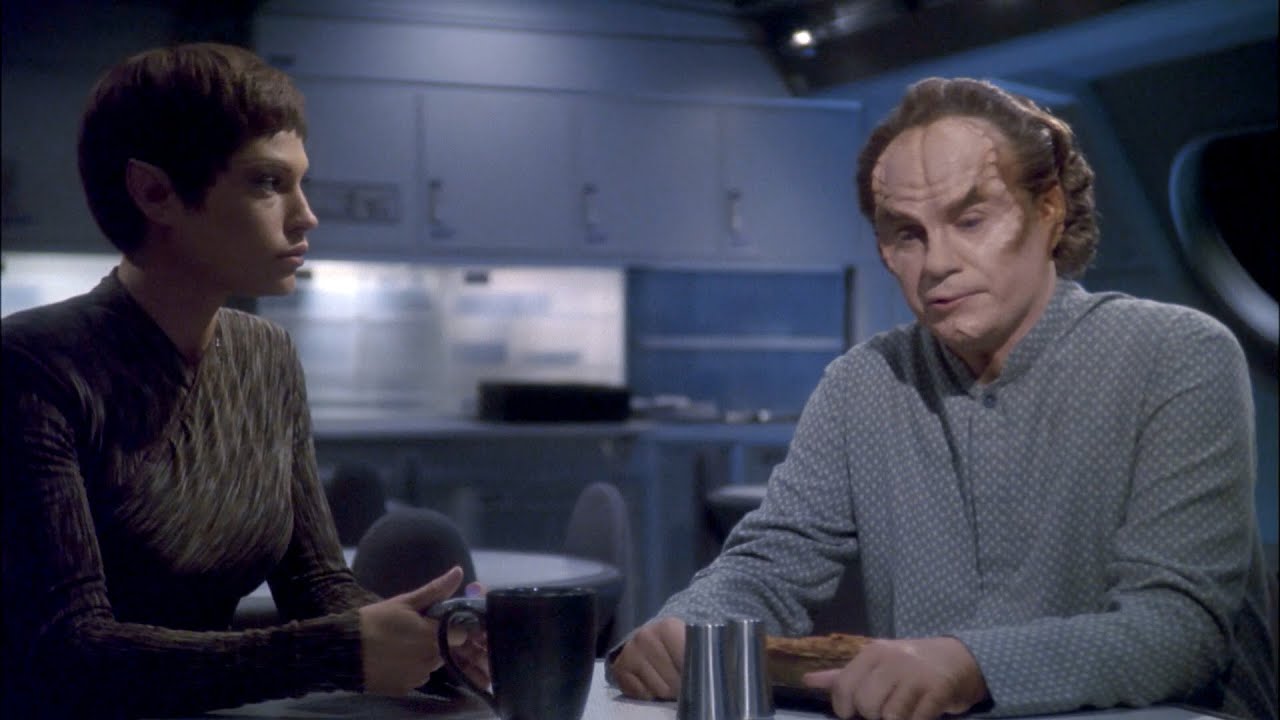 T'pol i Phlox rozmawiają o dzieciństwie Phloxa