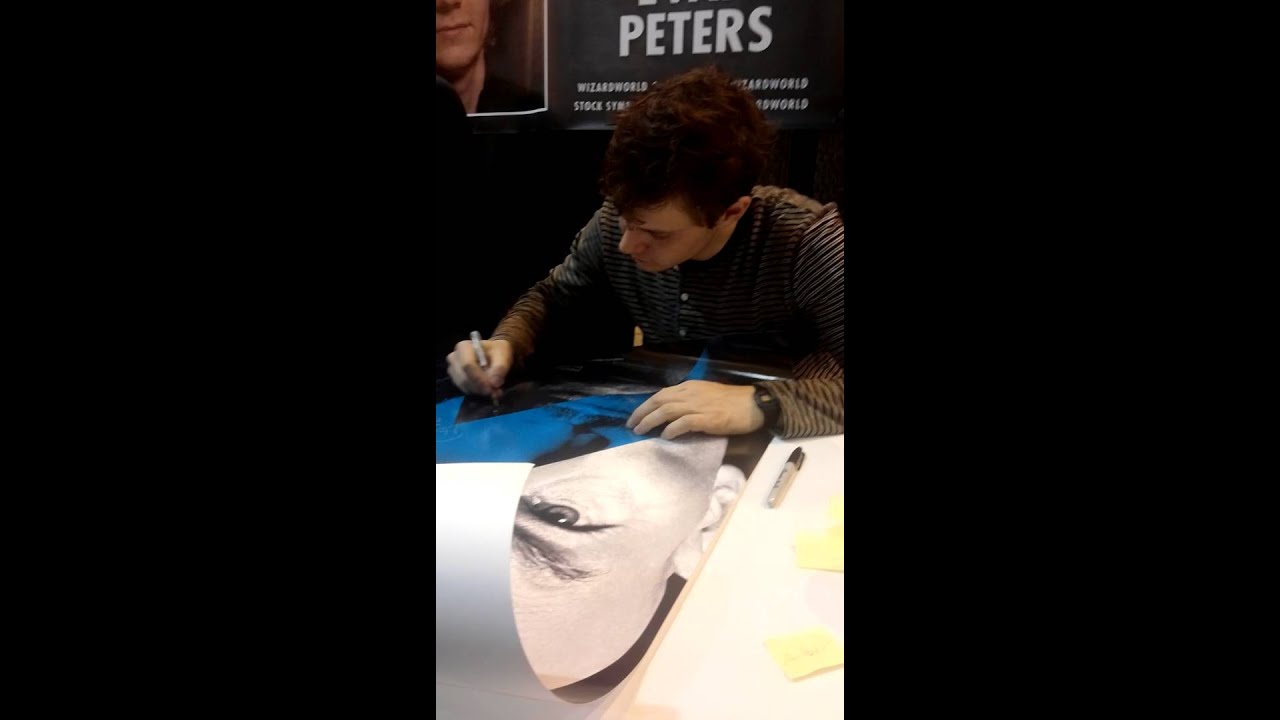 Evan Peters signing New Orleans convention