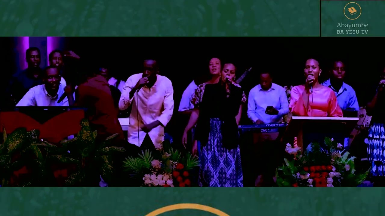 Dufite amashimwe mumitima, warinze imiryango yacu mana, nubuntu bugeretse kubundi. Live performance