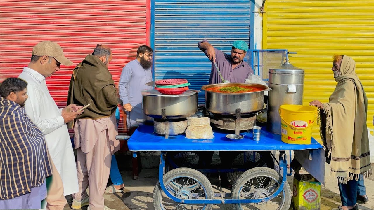 50/- Rs FUNTASTIC STREET FOOD IN HAFIZBAD 😍 TROTTERS MEAT | CHICKPEAS | PAKISTANI CHANAY - PAYE 