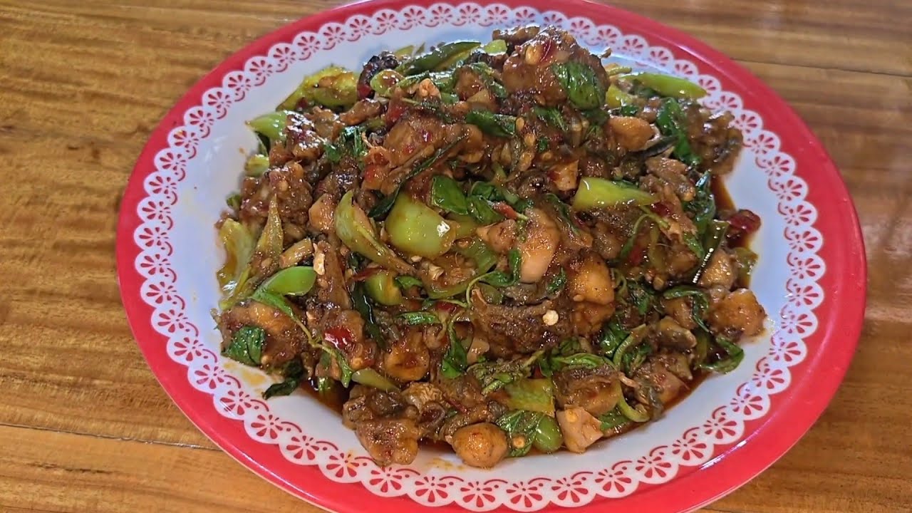 ทำผัดเผ็ดกระเพรากบกินกันกับญาติๆ