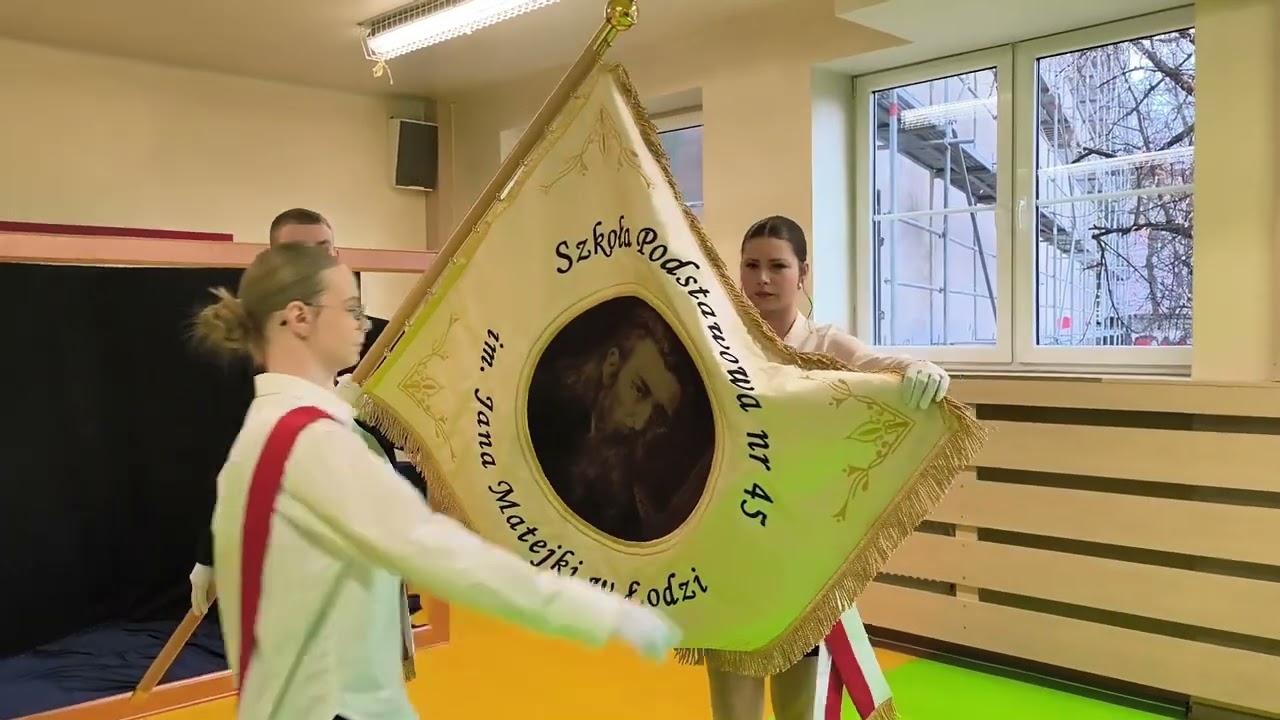 Uroczystość przekazania sztandaru - Prezentacja sztandaru