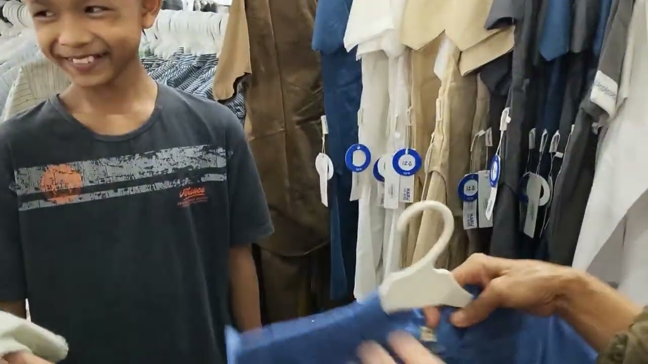 Part1..... Rutin setiap tahun menjelang lebaran belikan cucu baju baruu