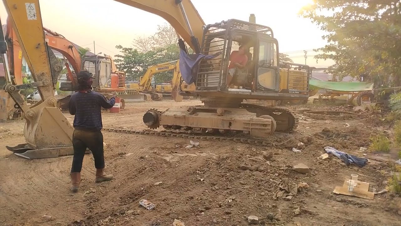 Operator Excavator Pasang Track Link Di Bantu Cara Manual