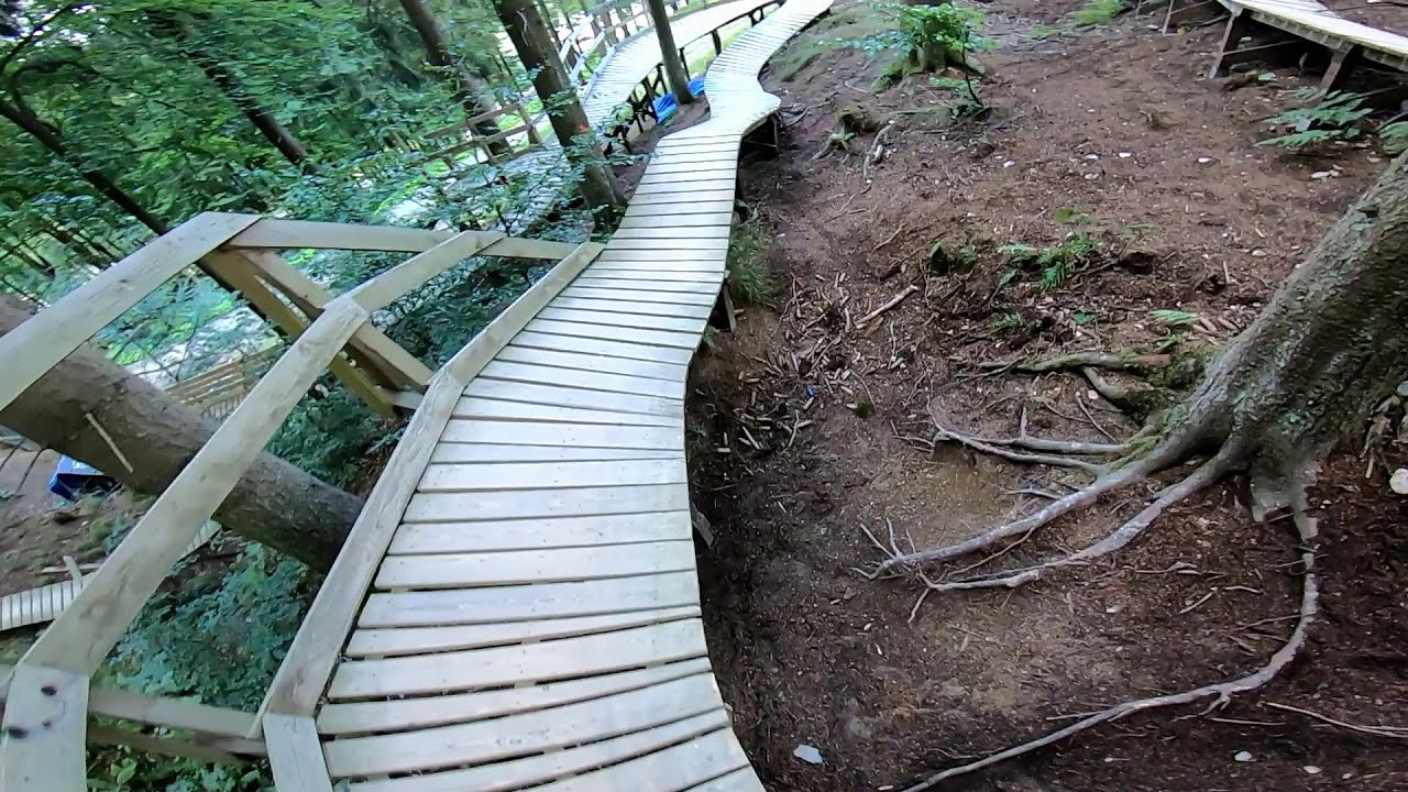 Mit dem Dirt Bike Downhill strecken runter - Bikepark Winterberg