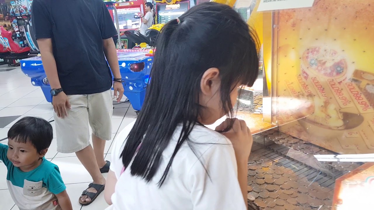 Gwen having fun at arcade center!!..