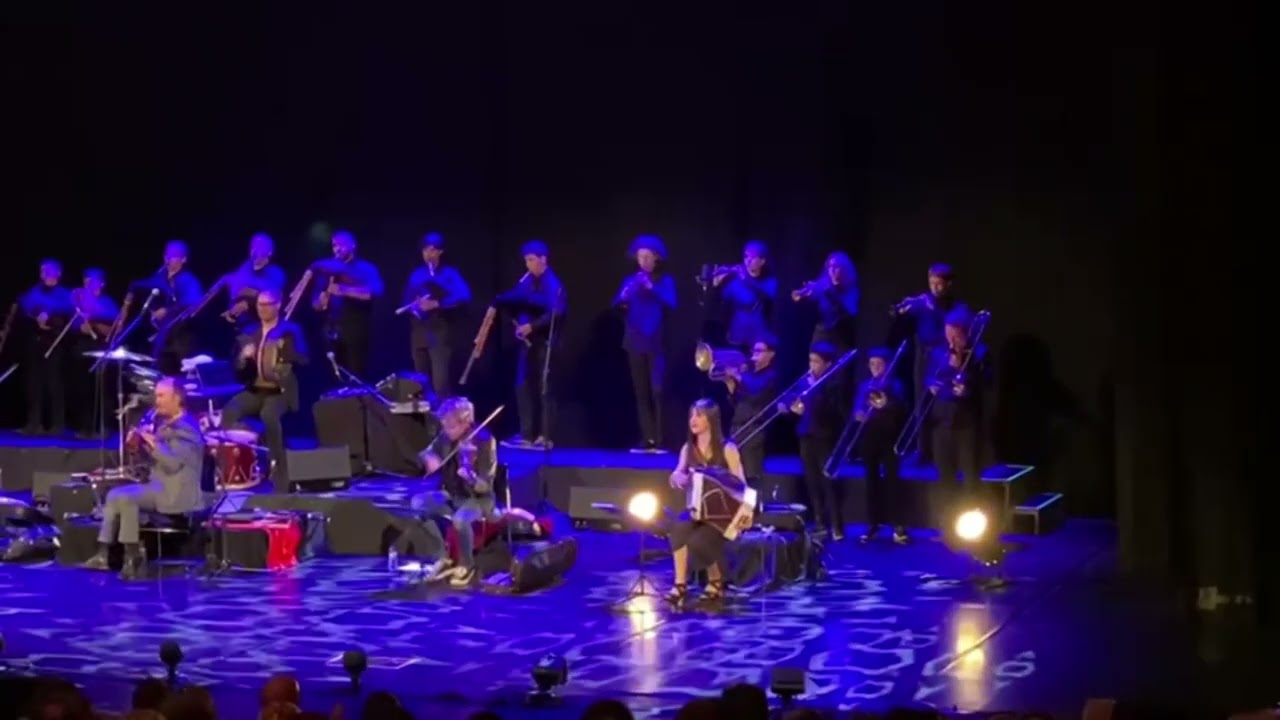 ELS MINISTRERS DE L'ESCOLA DE MÚSICA D'OLOT ACTUEN AMB EN CARLOS NUÑEZ A L'AUDITORI DE GIRONA