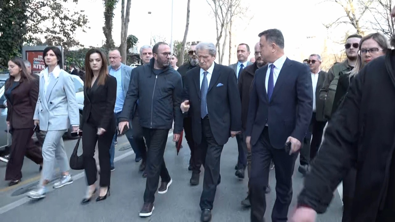 Pas ‘përleshjes’ me policinë, largohen protestuesit. Mbyllet protesta