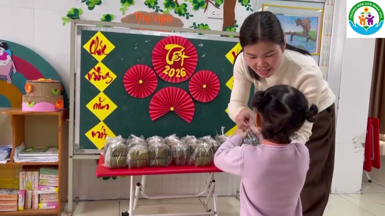 TRƯỜNG MẦM NON NHÂN HÒA HĐ TRẢI NGHIỆM GÓI BÁNH CHƯNG – GÌN GIỮ HƯƠNG VỊ TẾT VIỆT
