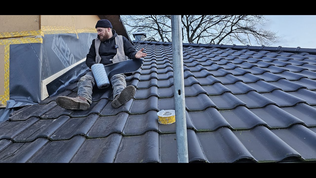Dach arbeiten | Wakaflex anbringen und Dachpfannen zuschneiden