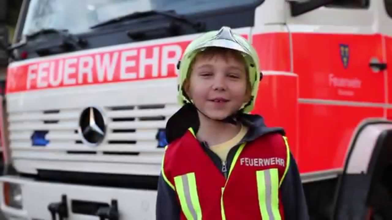 Die Kinderfeuerwehr erkl&auml;rt das L&ouml;schgruppenfahrzeug...