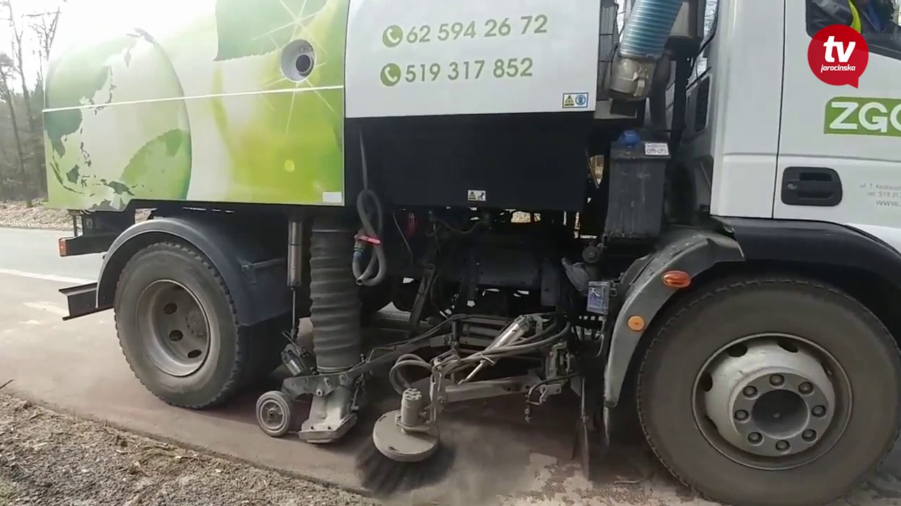 Jarocin. Zamiatarka w akcji na drodze do Słupii