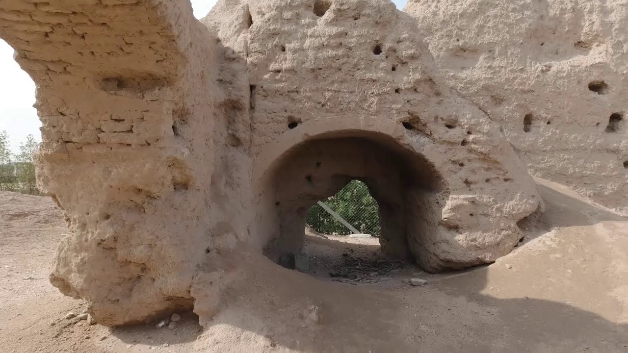 بيت او قصر مهجور من أثار البصرة القديمة شوفوا شكد بيه اقواس ...بيت الطين