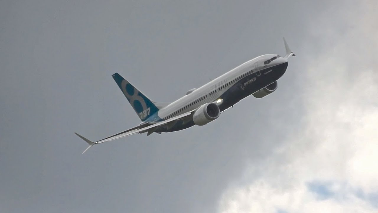 Boeing 737-8 Max flying Display at Farbourogh Air Show 2016 N8704Q