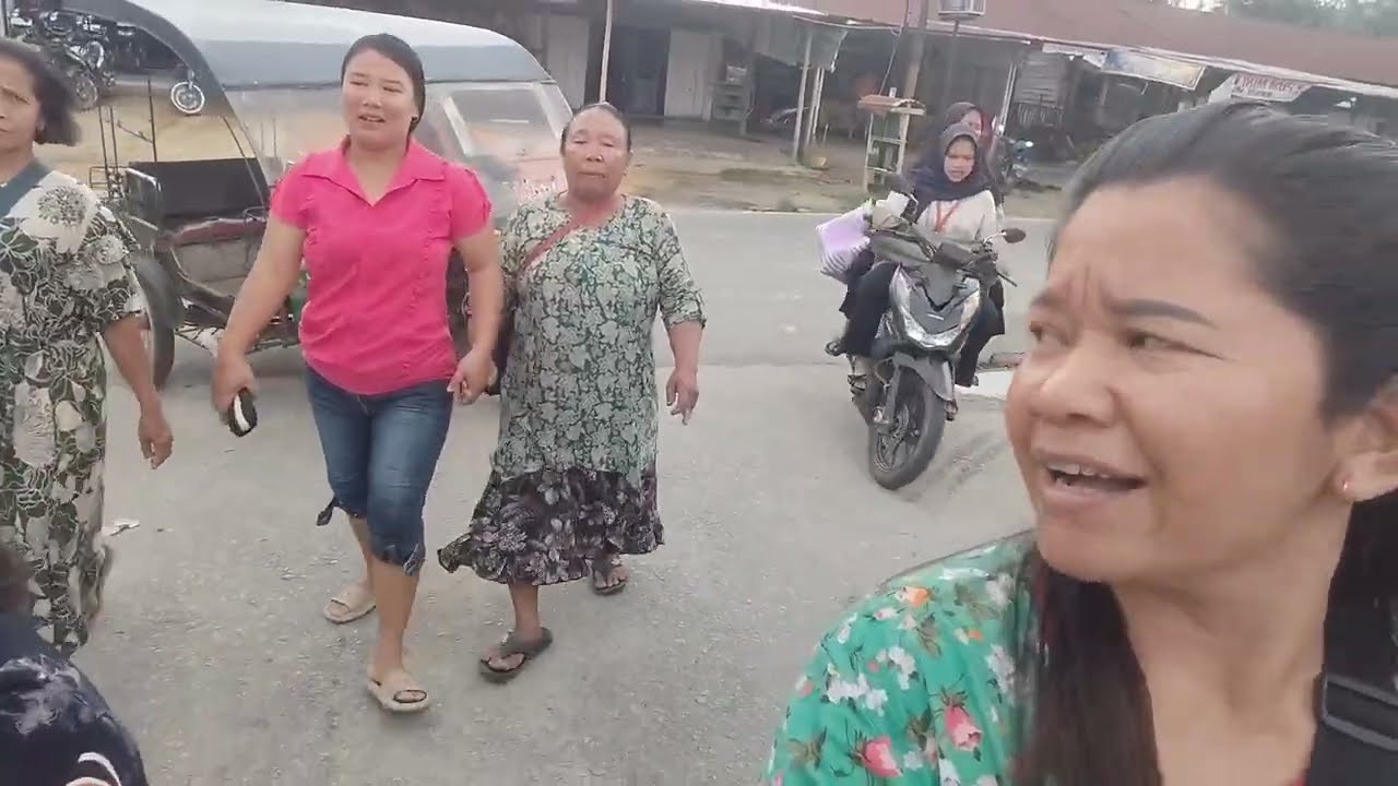 Sebelum berangkat ke kampung kita bawa bibik dan mamak keliling pasar sorek