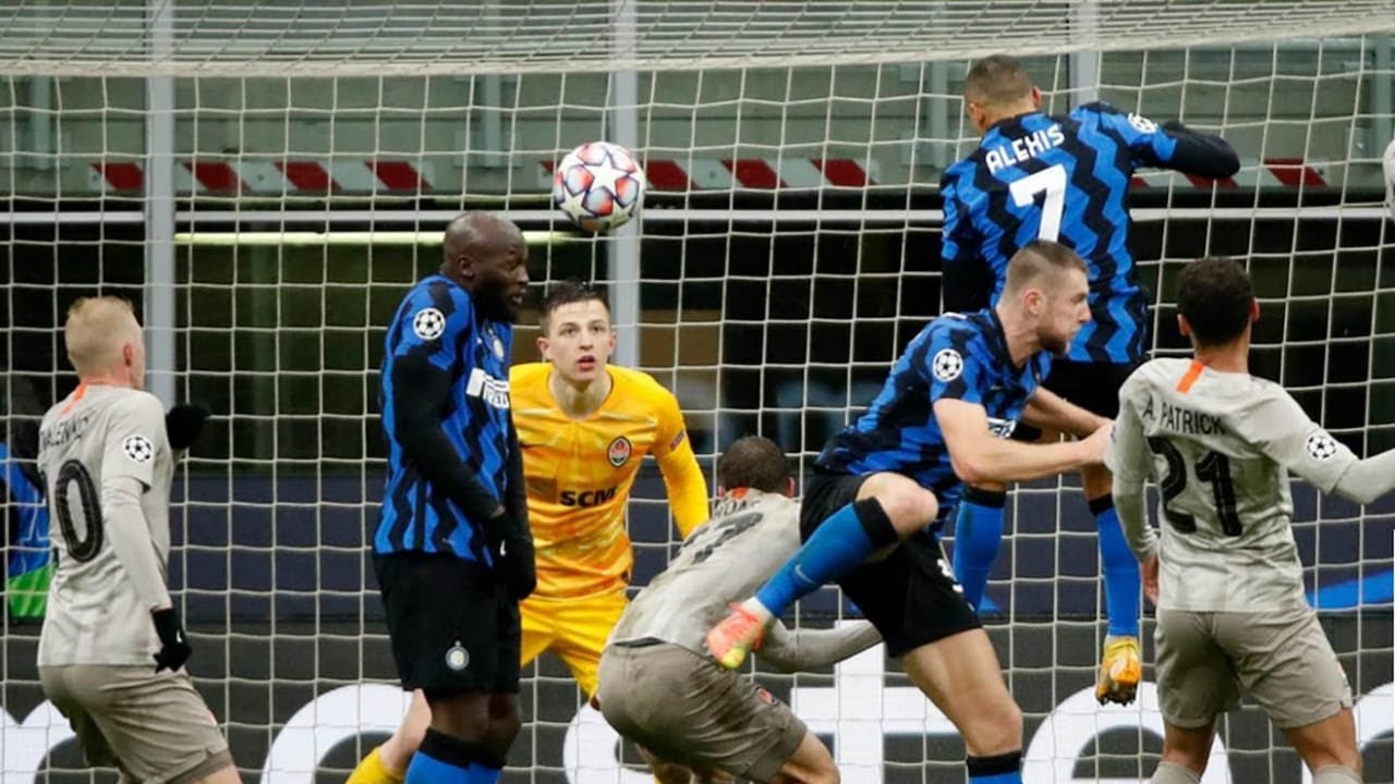 Romelu Lukaku BLOCK goal-bound Alexis Sanchez header